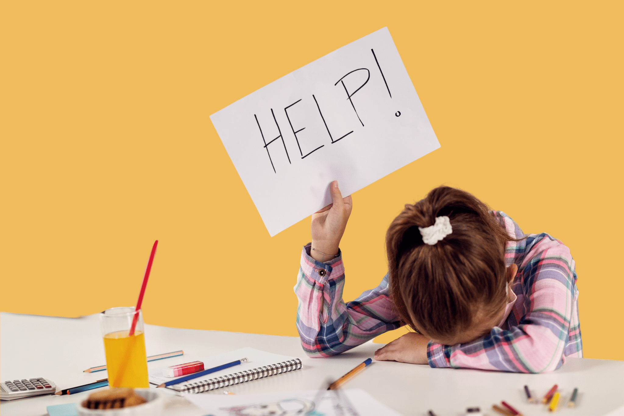 Jeune élève qui tend une pancarte pour demander de l'aide en soutien scolaire