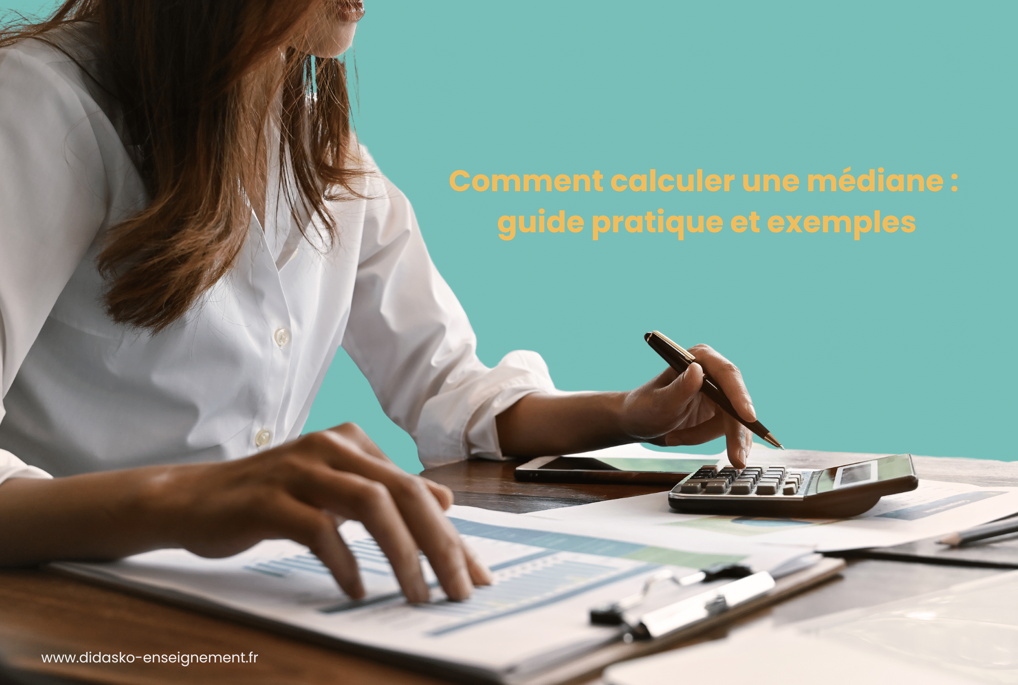 Femme calculant une médiane avec la phrase : Comment calculer une médiane : guide pratique et exemples