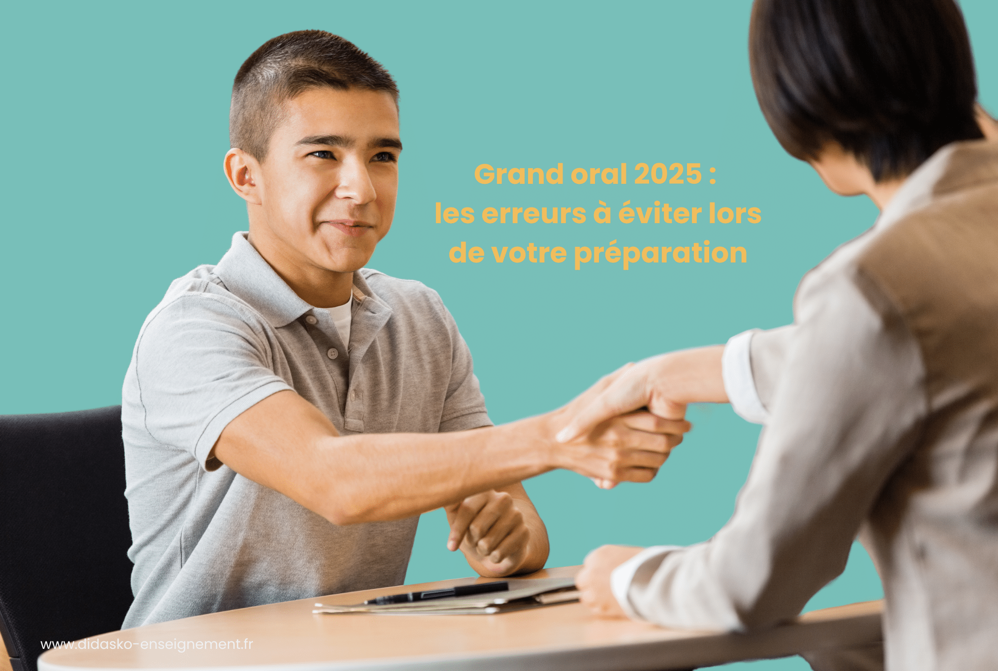 Élève qui serre la main d'un professeur après avoir réussi son grand oral 2025 avec la phrase : Grand oral 2025 : les erreurs à éviter lors de votre préparation
