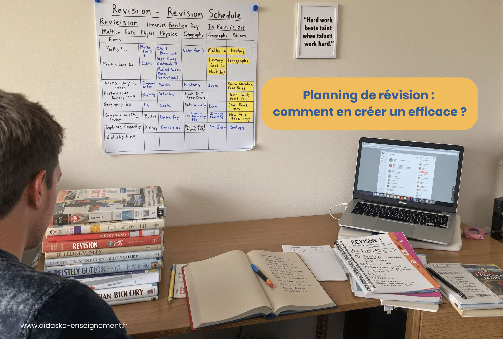 Un élève devant son planning de révision avec la phrase : planning de révision : comment en créer un efficace ?