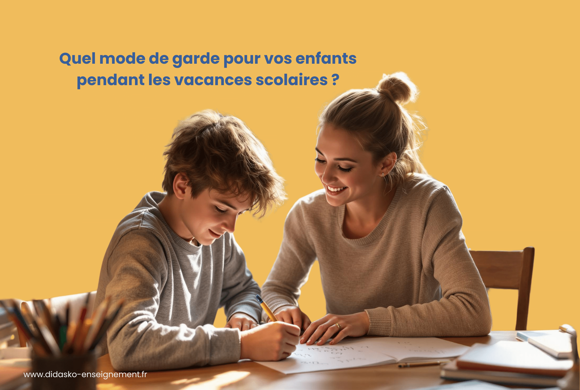 Un élève fait ses devoirs avec une professeur qui le garde avec la phrase : Quel mode de garde pour vos enfants pendant les vacances scolaires ?