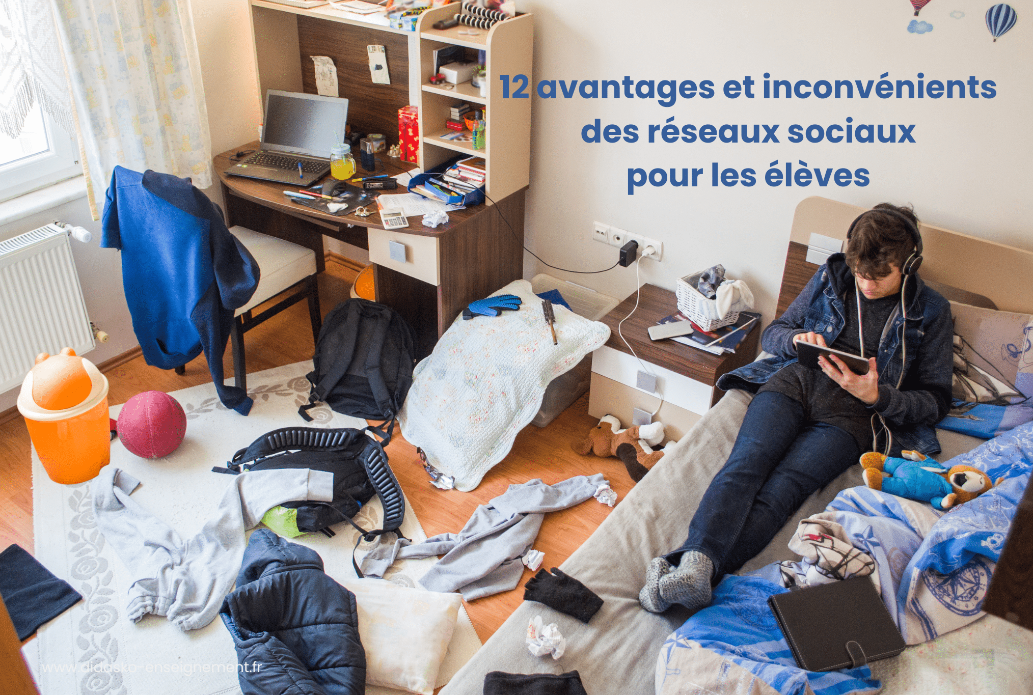 élève qui est sur les réseaux sociaux avec la phrase : 12 avantages et inconvénients des réseaux sociaux pour les élèves