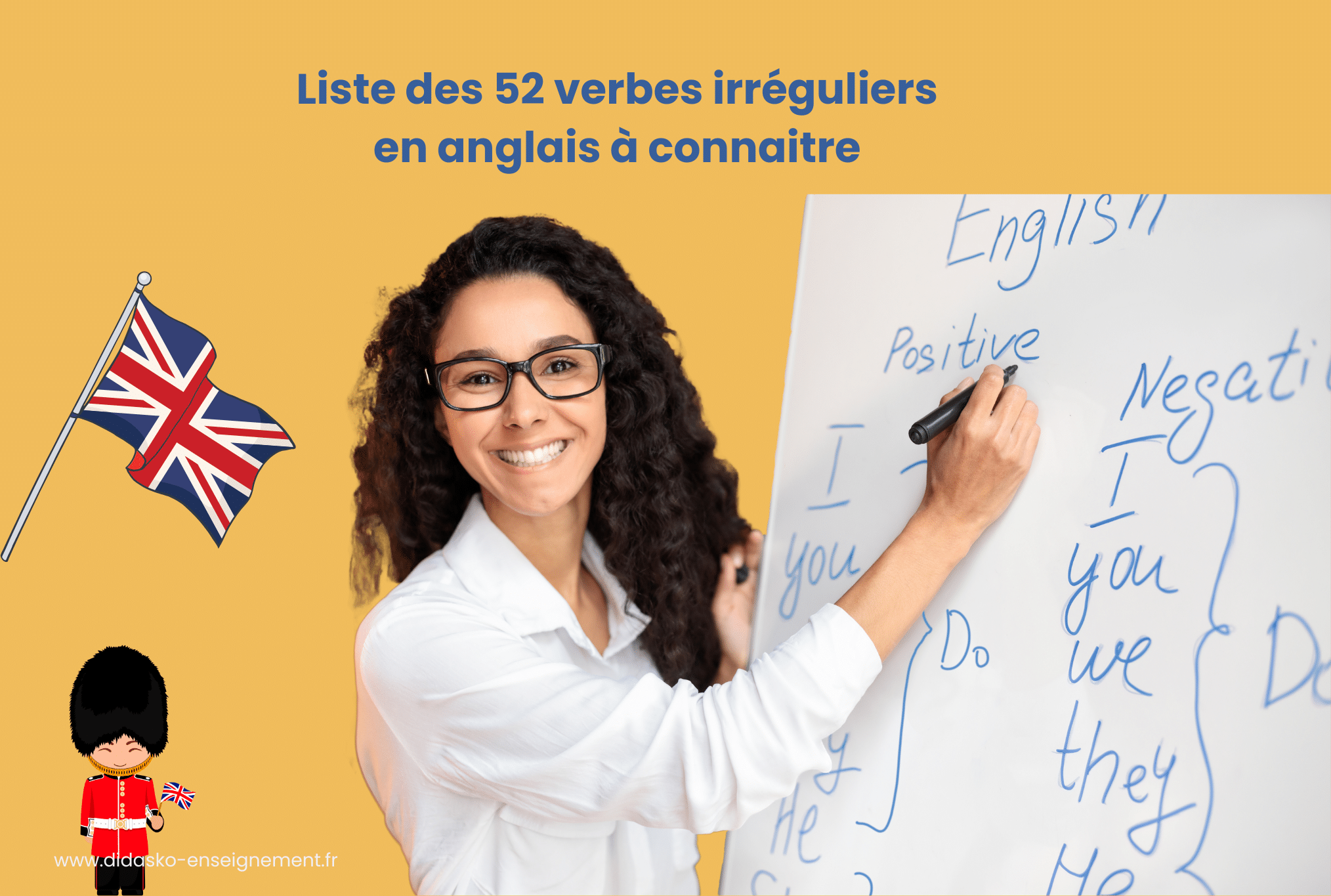 Une professeure d'anglais souriante qui montre une liste de verbes irréguliers avec la phrase : Liste des 52 verbes irréguliers en anglais à connaitre