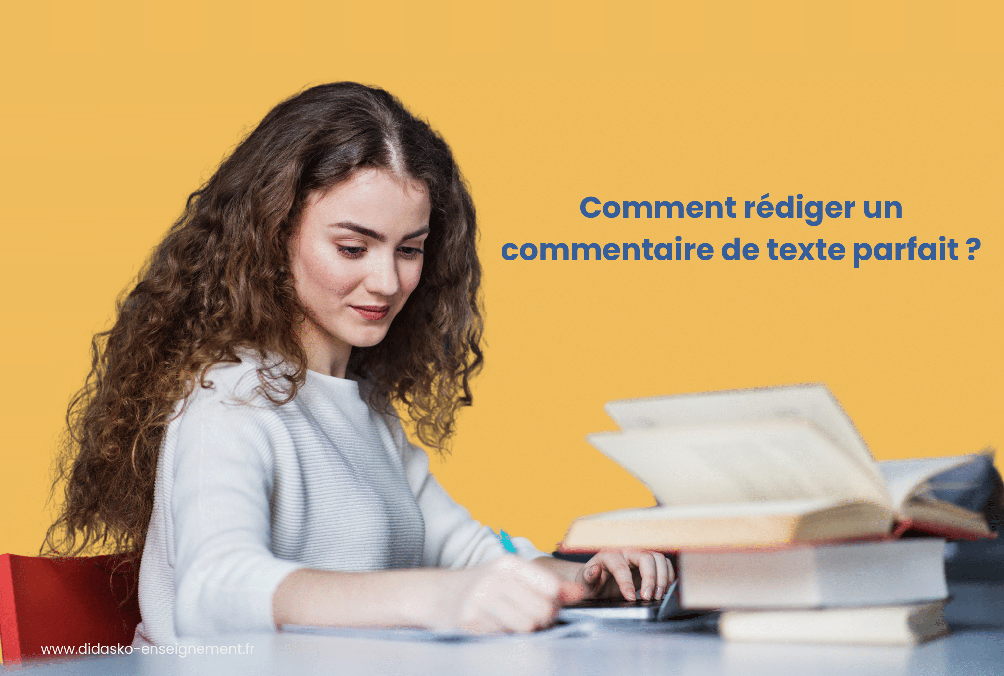 Une élève en train de rédiger un commentaire de texte avec la phrase : Commentaire de texte parfait : comment le rédiger ?