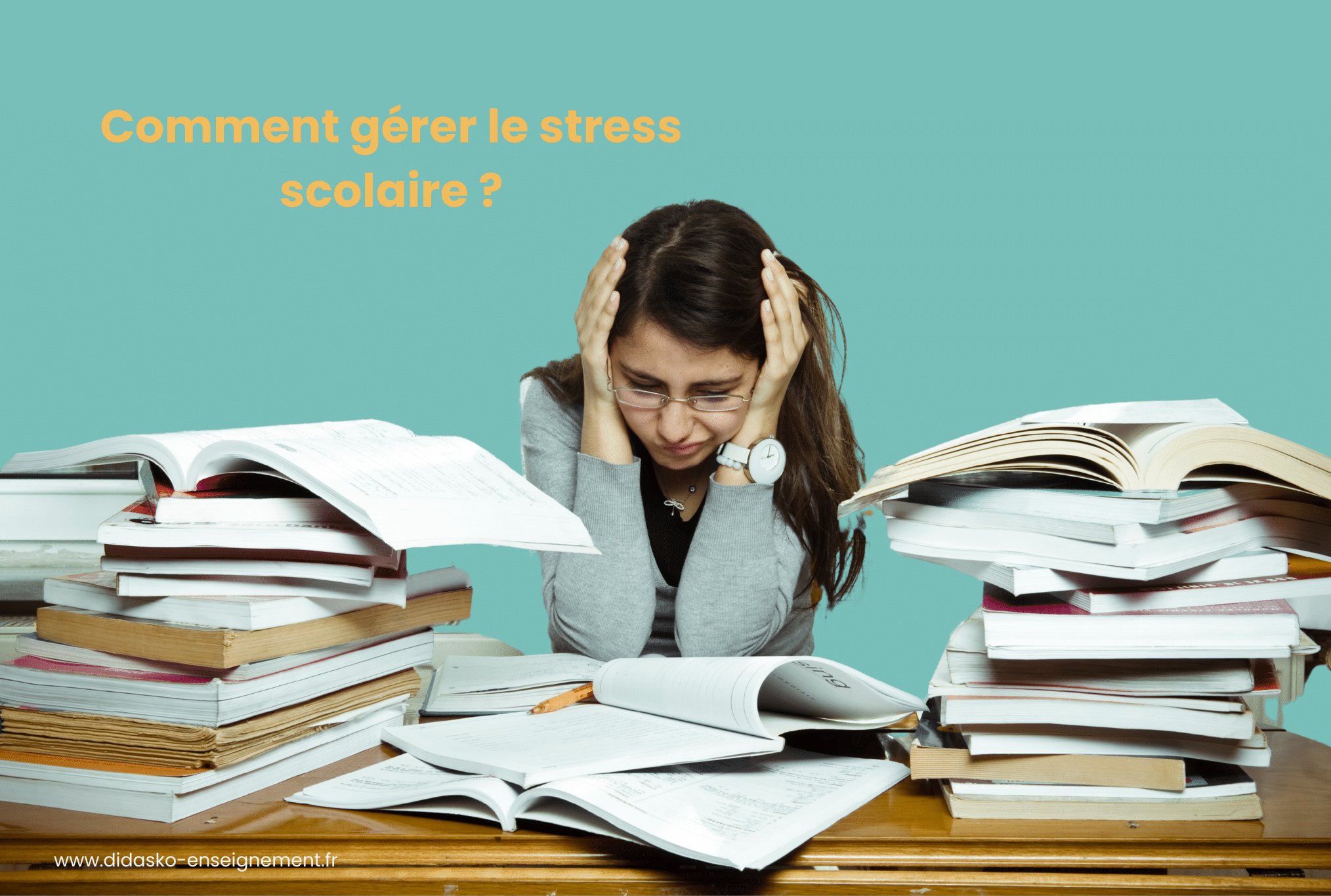 Une élève en train d'étudier qui se prend la tête dans ses mains à cause du stress scolaire avec la phrase écrite : Comment gérer le stress scolaire ?