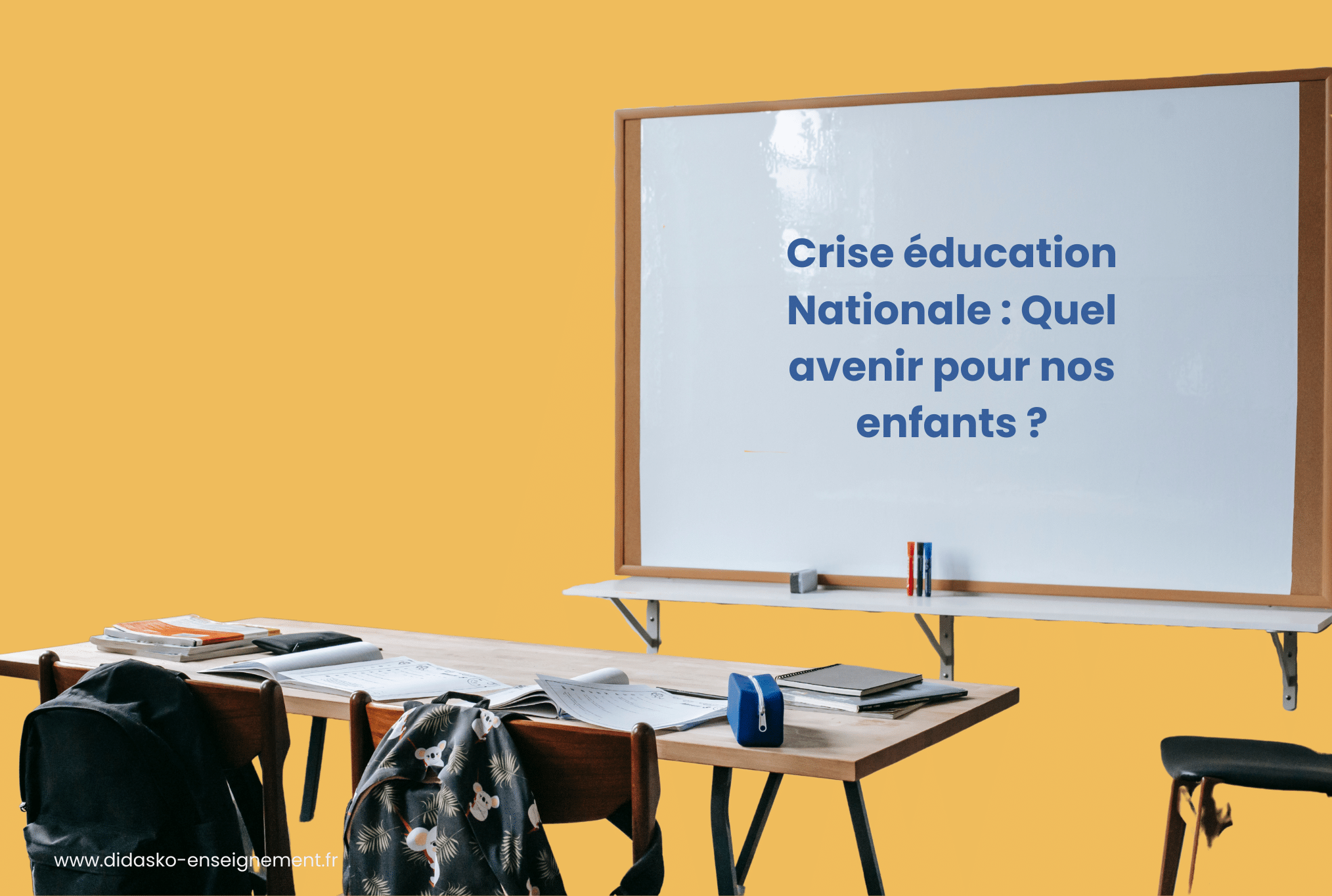 Salle de classe vide avec au tableau écrit : Crise éducation Nationale : Quel avenir pour nos enfants ?