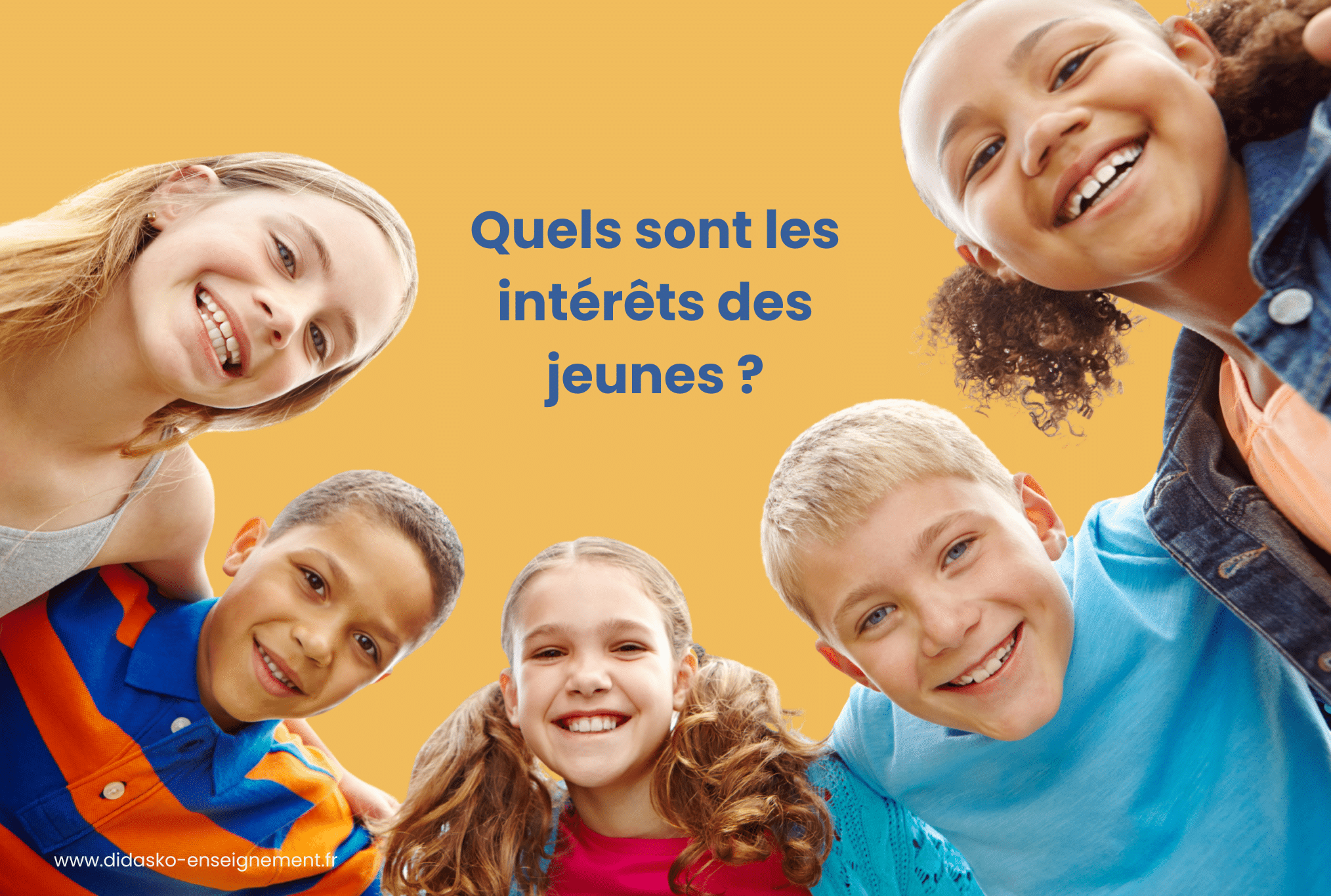 Plusieurs jeunes souriants autour d'une phrase qui dit : Quels sont les intérêts des jeunes ?