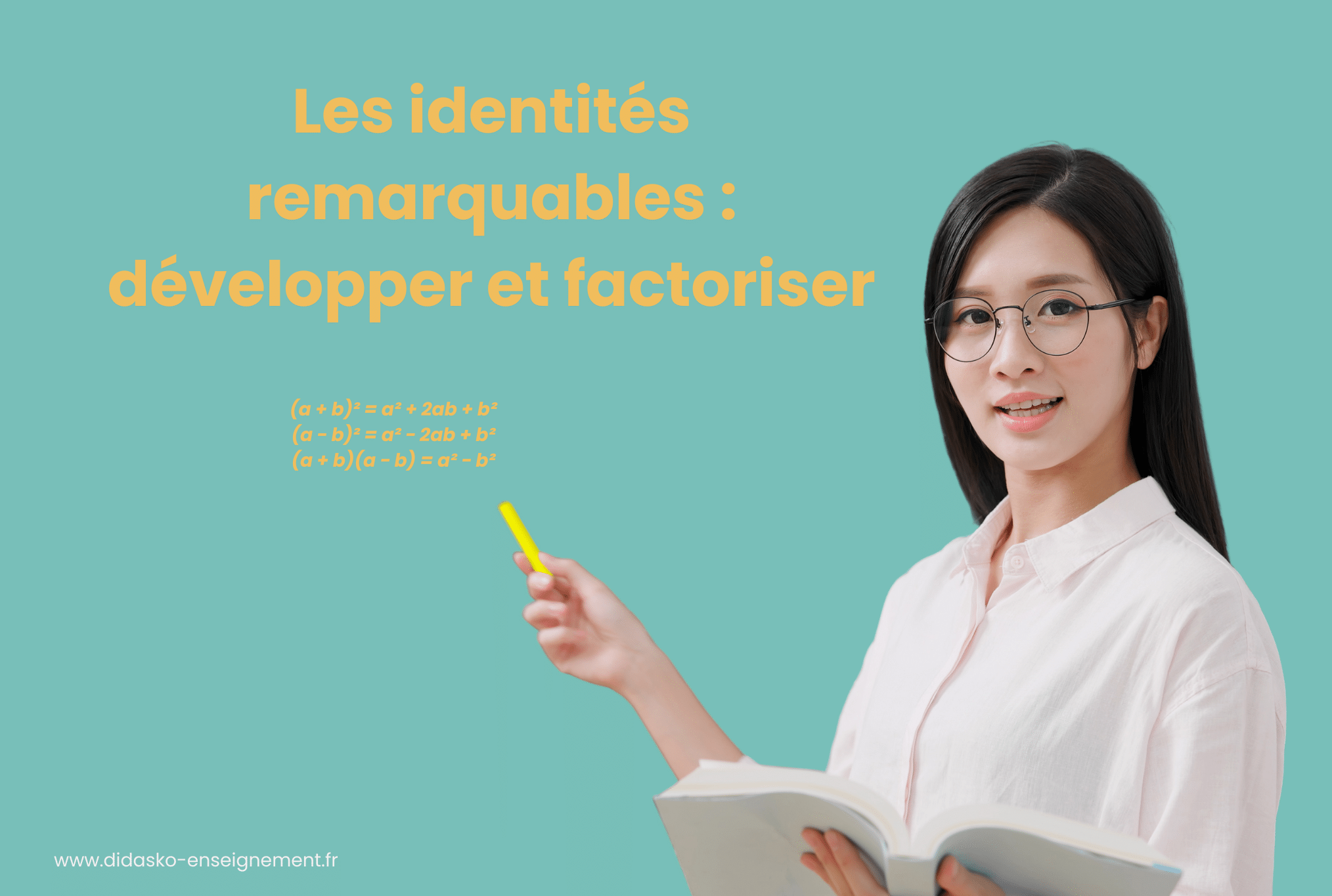 Une professeure qui enseigne les identités remarquables avec la phrase : Les identités remarquables : développer et factoriser