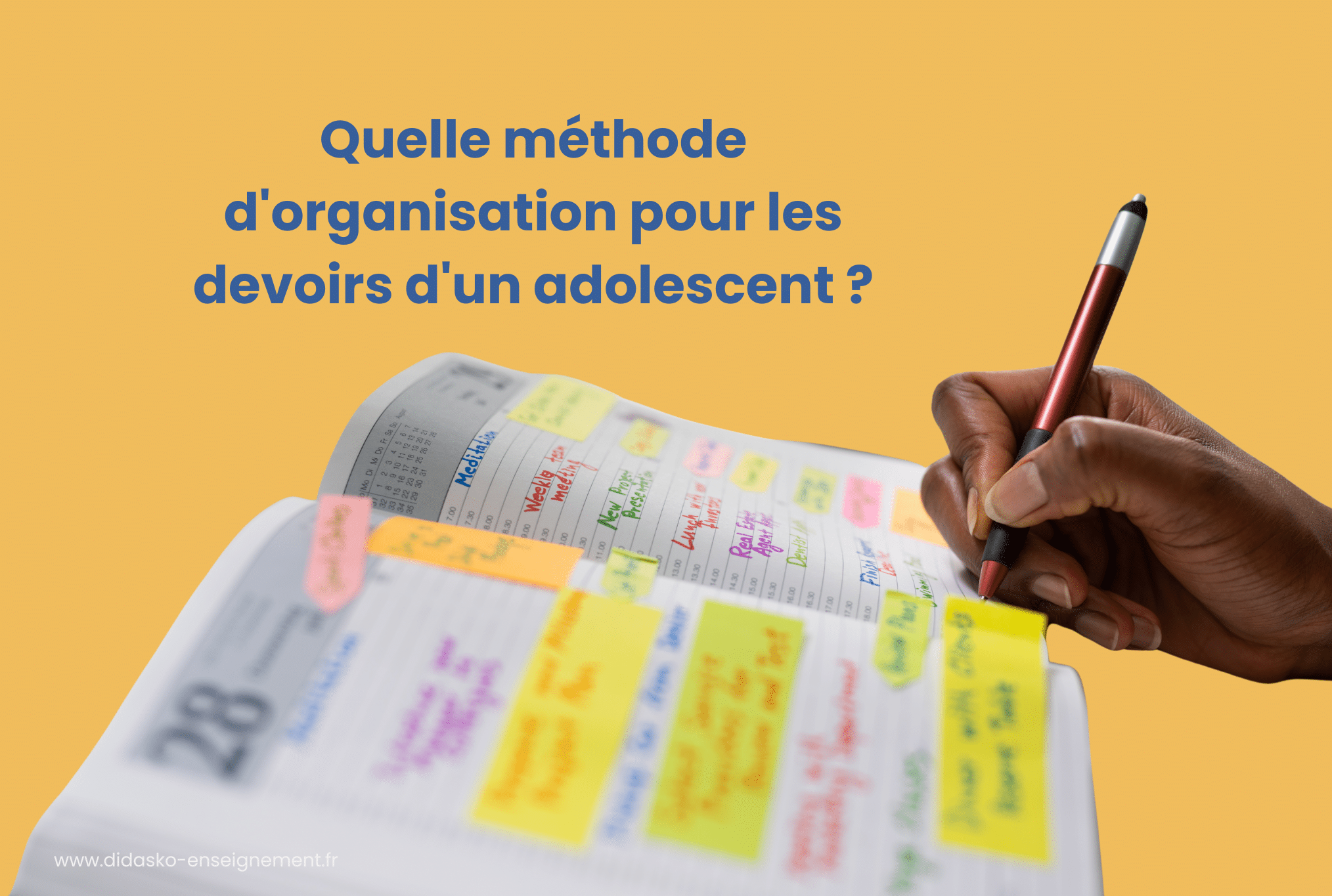 Une main d'adolescent écrit sur un agenda pour planifier son travail avec la phrase : Quelle méthode d'organisation pour les devoirs d'un adolescent ?