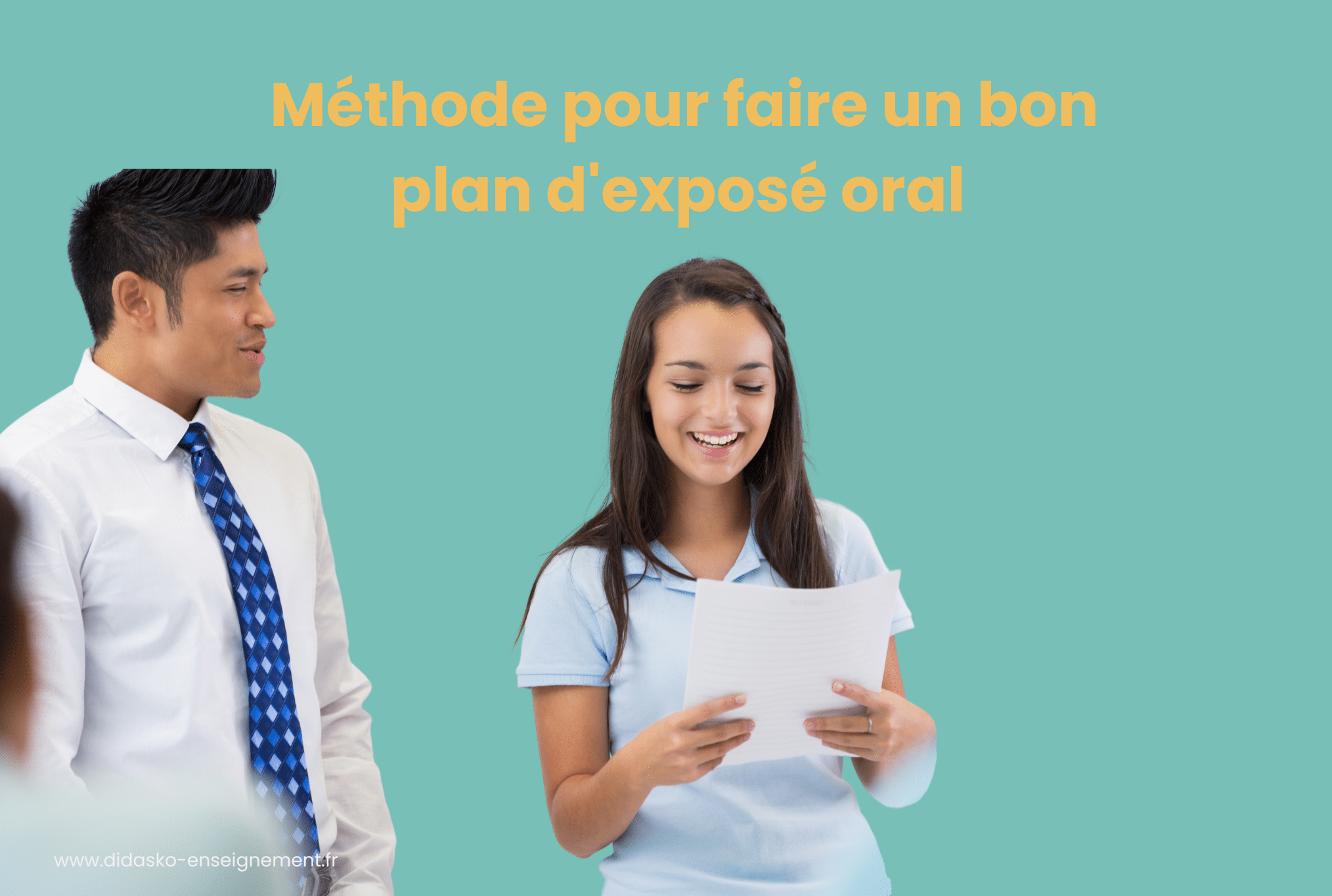 Une élève présentant son exposé oral avec la phrase : Méthode pour faire un bon plan d'exposé oral
